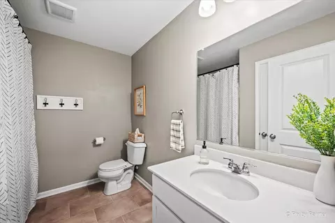 Bath - 635 Cloverleaf Dr, Marengo, IL 60152 photo 1 of 1