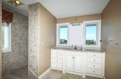 Bath - 12890 Grandview Dr, Morrison, IL 61270 photo 1 of 5