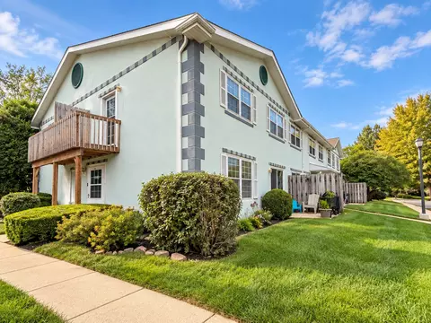 1083 Greenwood Cir, Woodstock, IL 60098