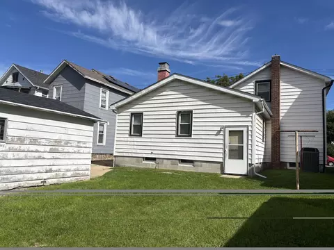 Exterior - 714 S Walnut Ave, Freeport, IL 61032 photo 3 of 4