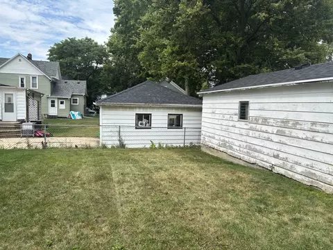 Exterior - 714 S Walnut Ave, Freeport, IL 61032 photo 4 of 4
