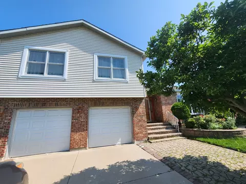 12 Mill Pond Dr, Glendale Heights, IL 60139