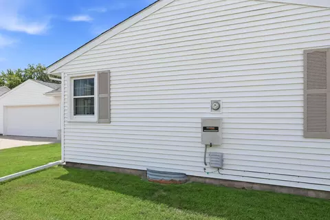 Exterior - 2602 43rd St, Moline, IL 61265 photo 5 of 19
