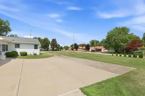 Exterior - 2602 43rd St, Moline, IL 61265 photo 7 of 19