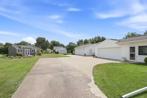 Exterior - 2602 43rd St, Moline, IL 61265 photo 6 of 19