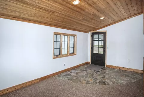 Entry Way - 3272 Tammy Ln, Thomson, IL 61285 photo 5 of 5