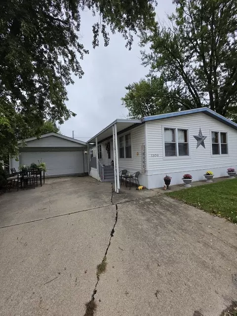 1306 13th St, Bloomington, IL 61704 photo 2