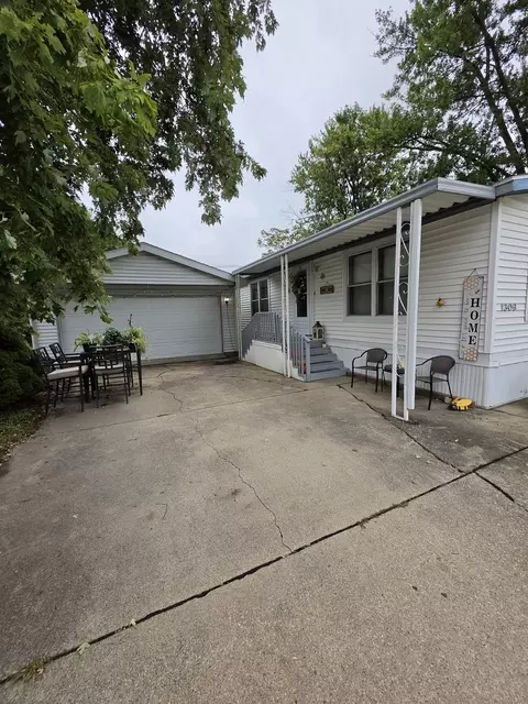 1306 13th St, Bloomington, IL 61704 photo 3