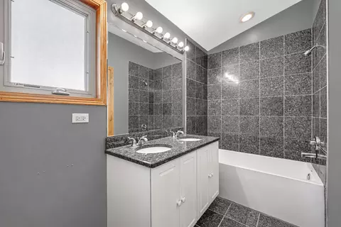 Bath - Undisclosed, Chicago, IL 60620 photo 5 of 6