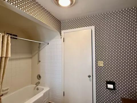 Bath - 2113 12th St, Peru, IL 61354 photo 3 of 6