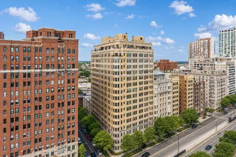 3300 N Lake Shore Dr #6AB, Chicago, IL 60657