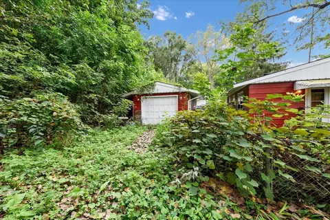 Exterior - 5715 Fox Lake Rd, Mchenry, IL 60051 photo 4 of 5