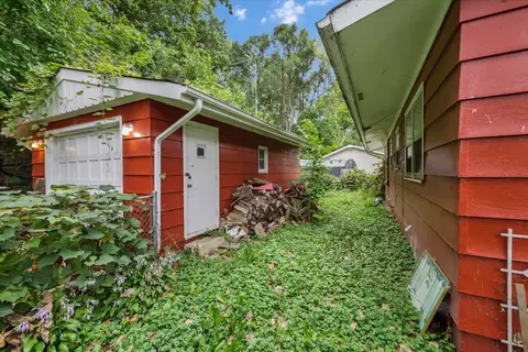 Exterior - 5715 Fox Lake Rd, Mchenry, IL 60051 photo 3 of 5