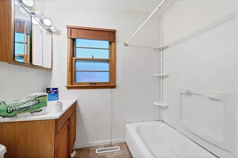 Bath - 5715 Fox Lake Rd, Mchenry, IL 60051 photo 1 of 1