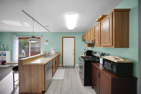 Kitchen - 951 Surf Ct, Bartlett, IL 60103 photo 2 of 5