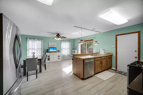 Kitchen - 951 Surf Ct, Bartlett, IL 60103 photo 1 of 5