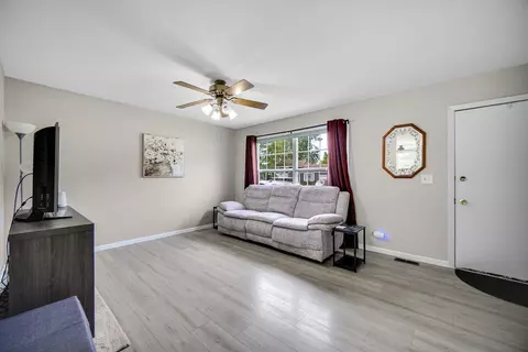Living - 951 Surf Ct, Bartlett, IL 60103 photo 2 of 4
