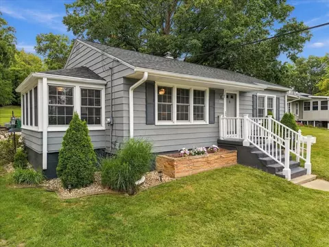 Exterior - 302 Towne St, Morrison, IL 61270 photo 3 of 6