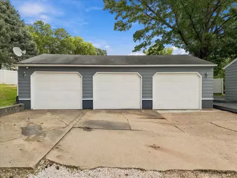 Exterior - 302 Towne St, Morrison, IL 61270 photo 4 of 6