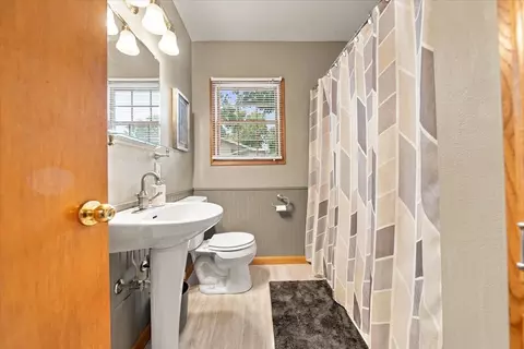 Bath - 302 Towne St, Morrison, IL 61270 photo 1 of 2