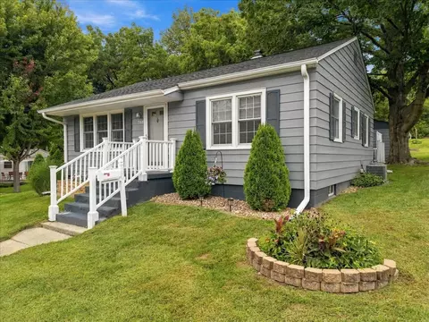 Exterior - 302 Towne St, Morrison, IL 61270 photo 2 of 6