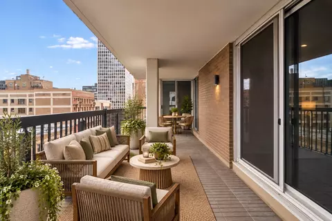 Exterior - 201 E Chestnut St #23A, Chicago, IL 60611 photo 2 of 3