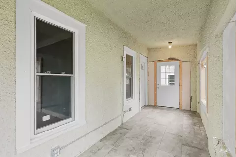 Entry Way - 430 S Myrtle Ave, Kankakee, IL 60901 photo 1 of 2
