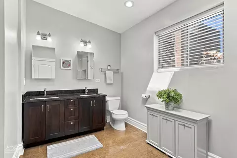 Bath - Undisclosed, Chicago, IL 60657 photo 1 of 3