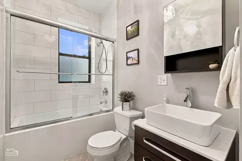 Bath - Undisclosed, Chicago, IL 60657 photo 3 of 3