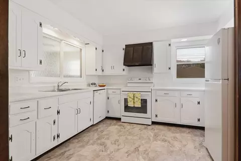 Kitchen - 811 E Washington St, Bloomington, IL 61701 photo 1 of 2