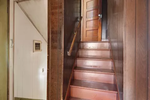 Entry Way - 811 E Washington St, Bloomington, IL 61701 photo 4 of 6