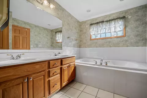 Bath - Undisclosed, Elgin, IL 60123 photo 2 of 4