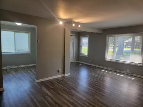 Living - 810 Southside Ave, Mchenry, IL 60051 photo 5 of 6