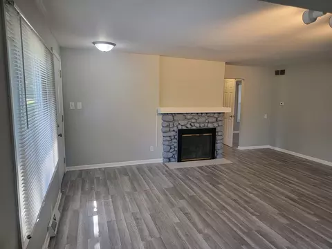 Living - 810 Southside Ave, Mchenry, IL 60051 photo 2 of 6