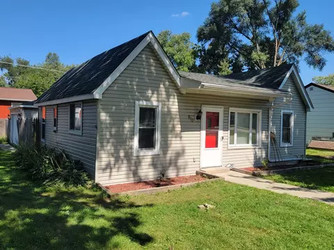 Exterior - 810 Southside Ave, Mchenry, IL 60051 photo 2 of 3