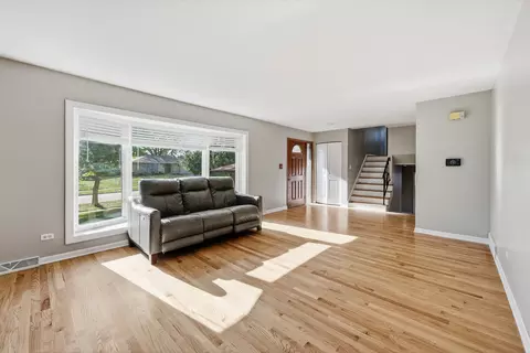 Living - 4602 Magnolia Dr, Rolling Meadows, IL 60008 photo 3 of 8
