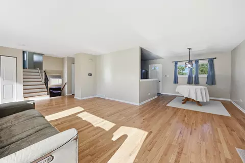 Living - 4602 Magnolia Dr, Rolling Meadows, IL 60008 photo 5 of 8