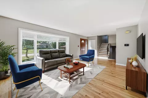 Living - 4602 Magnolia Dr, Rolling Meadows, IL 60008 photo 4 of 8
