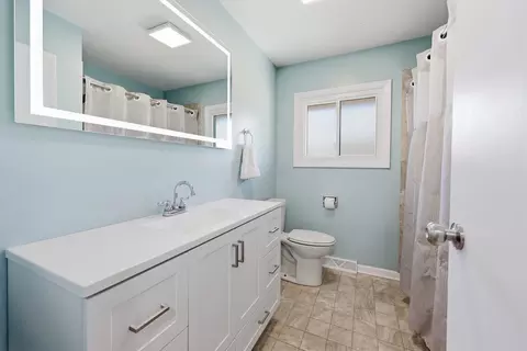 Bath - 4602 Magnolia Dr, Rolling Meadows, IL 60008 photo 2 of 3