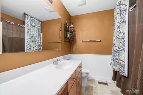 Bath - 461 Mooresfield St, Elgin, IL 60124 photo 3 of 3