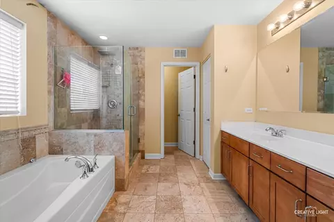 Bath - 461 Mooresfield St, Elgin, IL 60124 photo 2 of 3