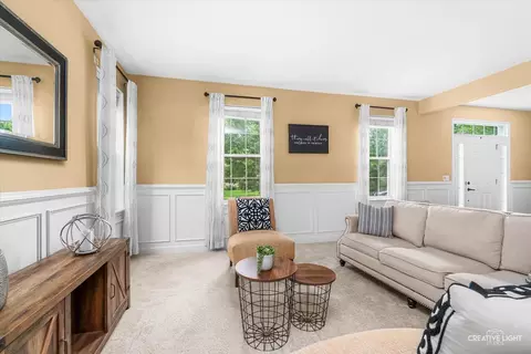 Living - 461 Mooresfield St, Elgin, IL 60124 photo 1 of 2