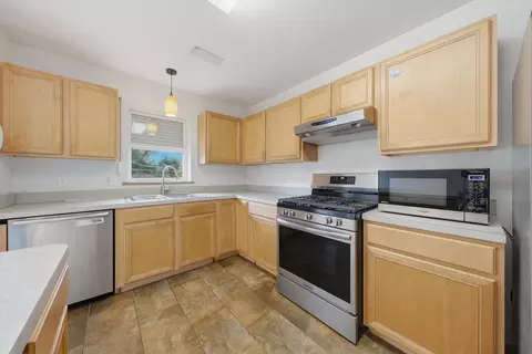 Kitchen - 631 E Bowen Ave, Chicago, IL 60653 photo 2 of 5