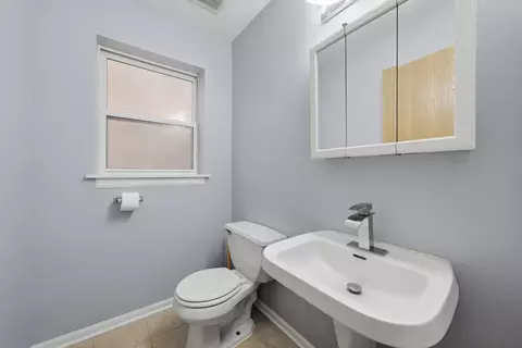 Bath - 631 E Bowen Ave, Chicago, IL 60653 photo 3 of 4