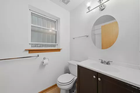 Bath - 631 E Bowen Ave, Chicago, IL 60653 photo 1 of 4