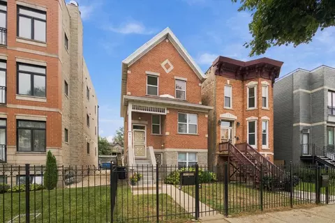 Exterior - 631 E Bowen Ave, Chicago, IL 60653 photo 2 of 8