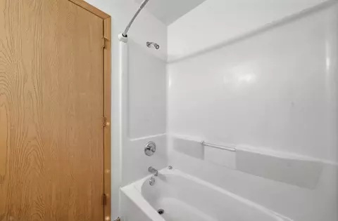 Bath - 631 E Bowen Ave, Chicago, IL 60653 photo 4 of 4