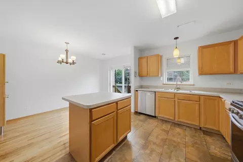 Kitchen - 631 E Bowen Ave, Chicago, IL 60653 photo 3 of 5
