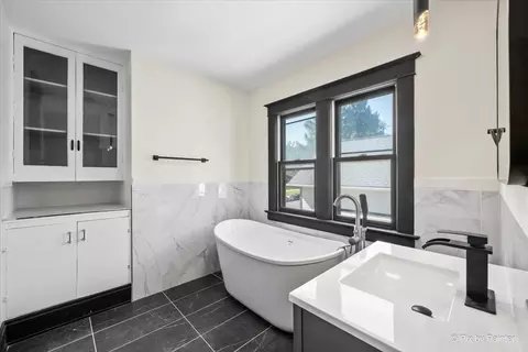 Bath - 468 Locust St, Elgin, IL 60123 photo 2 of 3