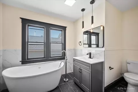 Bath - 468 Locust St, Elgin, IL 60123 photo 3 of 3